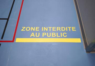 marquages de sécurité dans un gymnase