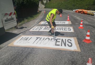 marquages au sol pour la derniere étape du tour de France 2019