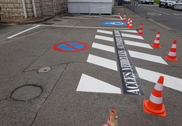 Marquage spécifique sur le parking d'un commissariat , Bron 69 