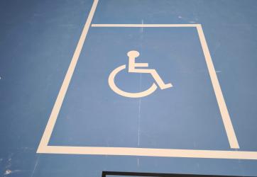 traçage d'une place PMR dans un gymnase