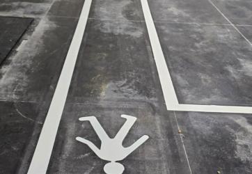 marquage au sol d'un cheminement piétons sur un site logistique