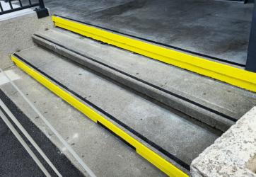 Mise aux norme d'un escalier : résine sur nez de marche, mise en peinture des contremarches