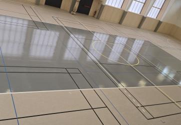 coloration d'un terrain de volley-ball sur sol PVC sportif