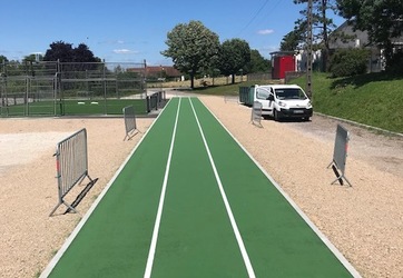 Traçage et coloration d'une piste d'athlétisme scolaire