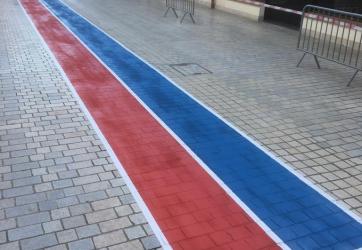 Design actif dans un centre commercial, en extérieur : traçage d'une piste favorisant la pratique sportive