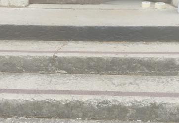 marquage de nez de marches en resine gravillonnee sur un escalier en pierre. Villeurbanne 69