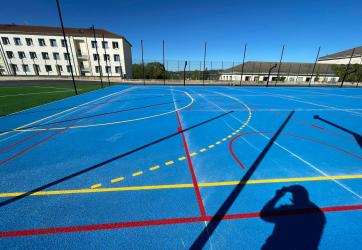 Coloration d'une plateforme en enrobé et traçage des terrains de handball et basketball - Oyonnax 01
