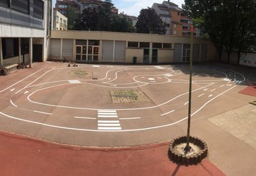 Traçage d'un parcours trottinette dans une école