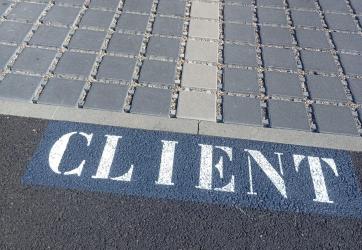Marquage au sol d'un parking client pour une concession à Dardilly, 69