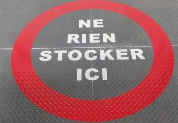 Traçage d'un picto '' ne rien stockez ici '' Isère , 38