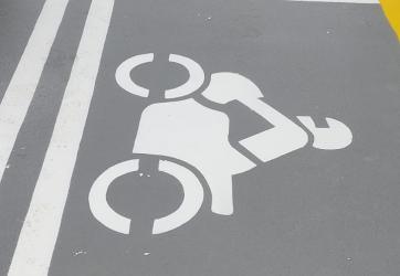 Marquage au sol d'emplacement réservé aux motos