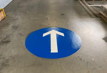 Traçage d'une flèche directionnel sur un site industriel 