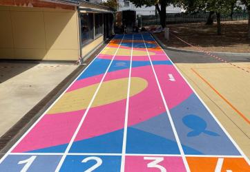 traçage d'une piste colorée dans une école