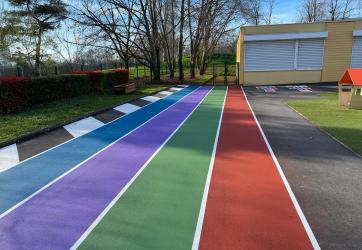 traçage d'une piste ne couleur pour une école