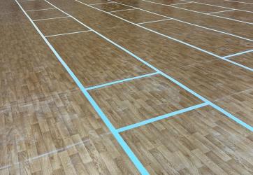 traçage de piste d'escrime dans un gymnase en Bourgogne