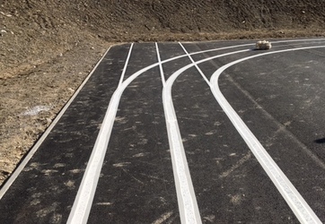 Traçage d'une piste autour d'un terrain multisport