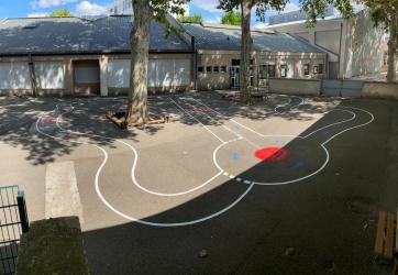 traçage d'une piste vélo dans une école