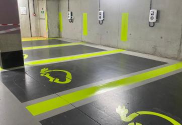 Création de place de parking réservée aux véhicules électriques.