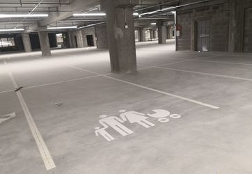 Marquages aux sols de places familles de parking 