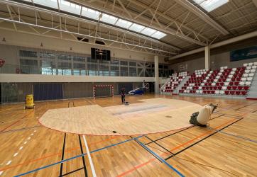 Ponçage de la zone des 3 points d'un terrain de basket-ball pour la différencier du reste du terrain