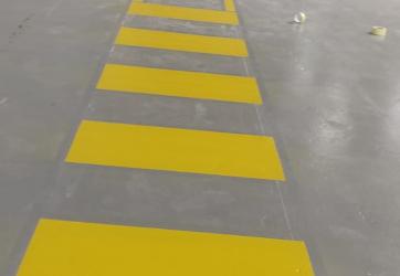 marquage au sol d'un passage piétons sur un site industriel
