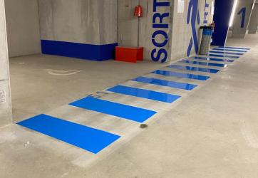 Marquages au sol d'un passage piétons dans un garage sous-terrain, parking en savoie 73