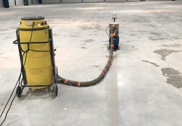 Grenaillage de lignes en 14 cm sur sol béton avant traçage.