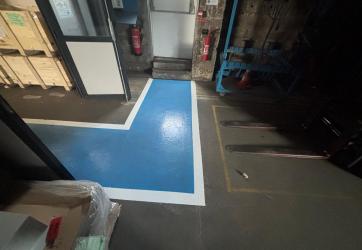 realisation d'une allée piétonne en resine sur sol industriel en béton