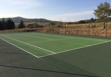 Coloration d'un nouveau court de tennis