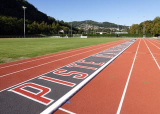 Traçage d'inscription sur piste d'athlétisme