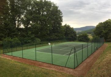 Entretien d'un terrain de tennis , St Mamert
