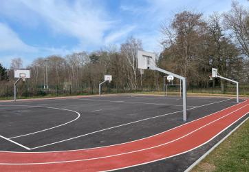 Traçage d'un terrain multisport et coloration d'une piste Ain 01