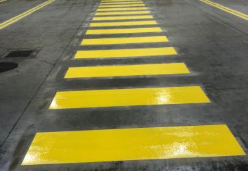 Traçage d'un cheminement piéton sur un site industriel , Ain 01