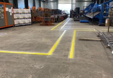 Traçage d'un cheminement piéton sur un site industriel 