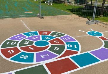 Traçage d'un escargot dans une école