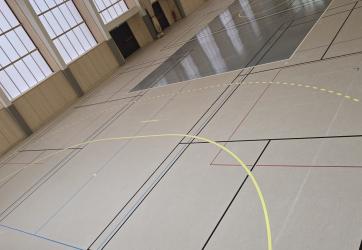 marquages au sol d'un gymnase en Isere et coloration du terrain de volleyball pour le mettre en valeur