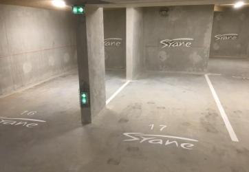 Traçage d'un parking ainsi que le logo d'une entreprise