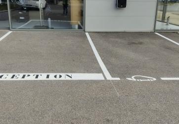 Traçage d'un parking d'une concession automobile