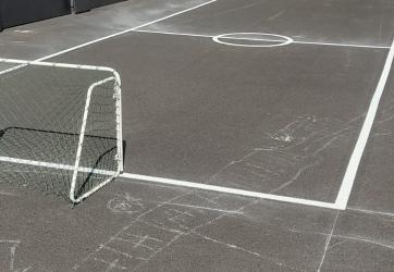 Traçage d'un terrain de football à taille réduite pour une école (Lyon)