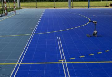 Traçage d(un terrain de handball sur dalle PVC type Gerflor, peinture spéciale en PU 2 composants