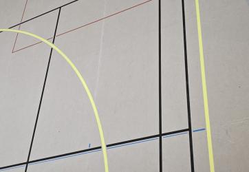 marquage  au sol d'un terrain de handball dans un gymnase