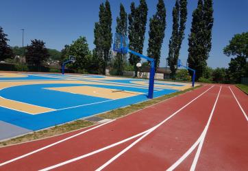 traçage d'un terrain multisport autour d'une piste d'athlétisme 