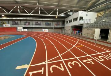 Traçage d'une piste d'athlétisme à 6 couloirs en intérieur