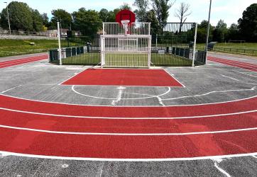 Traçage d'une piste d'Athlétisme autour d'un terrain multisports, coloration rouge