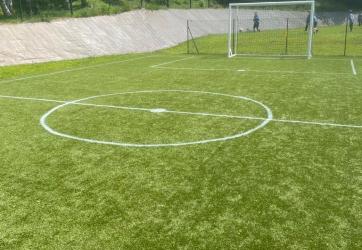 Traçage de lignes d'un terrain de football sur gazon synthétique , 69