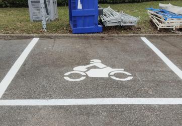 Traçage de place de parking spécifique pour les motos