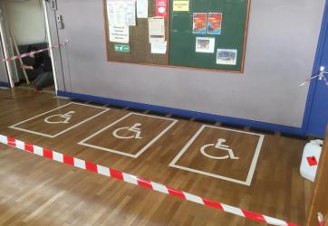 Traçage de place PMR dans un gymnase 