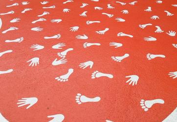 marquages au sol d'un jeu pieds mains dans une école Rhone 69