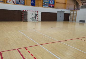 traçage d'un terrain de basket-ball dans un gymnase