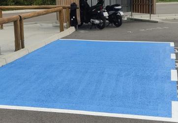 Traçage d'une place PMR sur un fond bleu